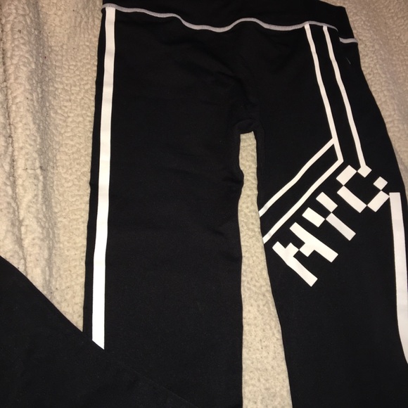 Graphic black and white leggings. - Picture 2 of 3